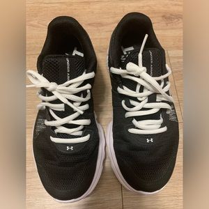 Under Armour women athletic shoe - size 7.5